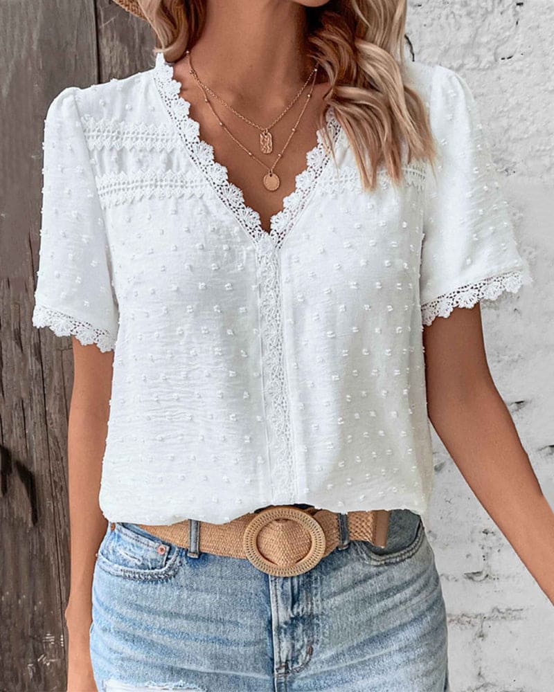 Patricia | Blouse élégante en dentelle avec col en V