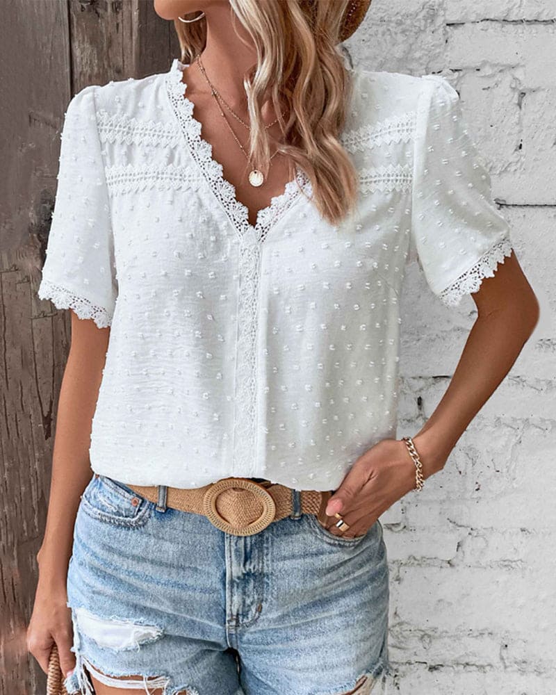 Patricia | Blouse élégante en dentelle avec col en V