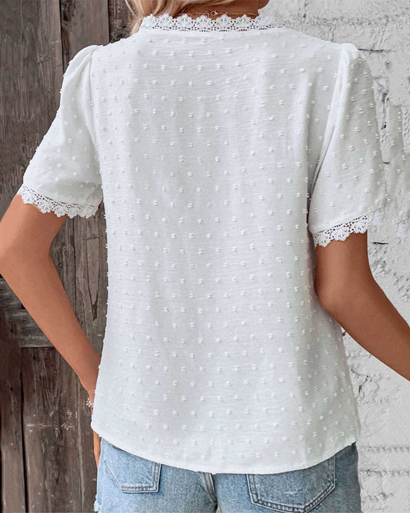 Patricia | Blouse élégante en dentelle avec col en V