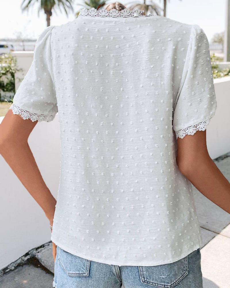 Patricia | Blouse élégante en dentelle avec col en V