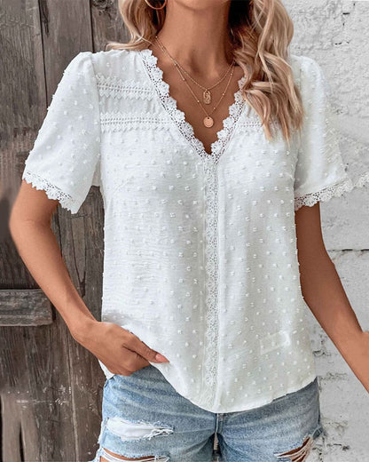 Patricia | Blouse élégante en dentelle avec col en V